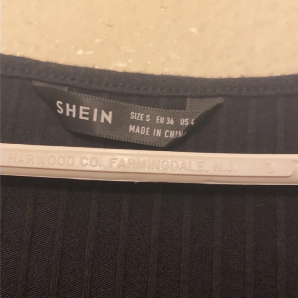 SHEIN Ribbed Split Neck Cropped Tee - Picture 3 of 3